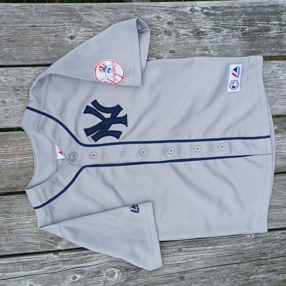 Majestic vtg Yankees #2 Jeter jersey. Gray and navy blue. Youth 10/12